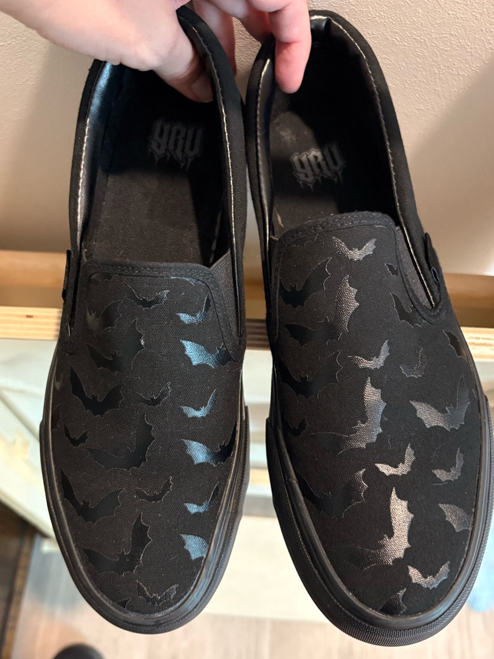 YRU women’s bat slip on shoes